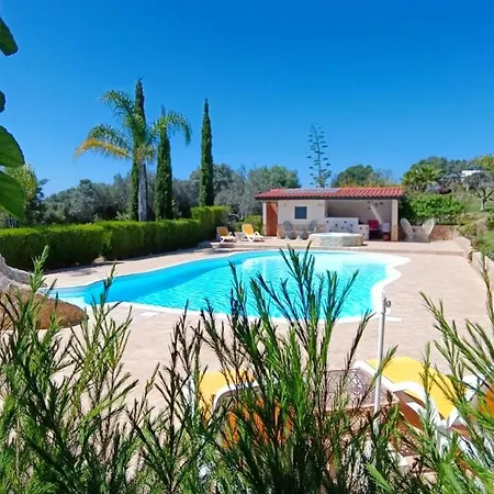 Villa Komfortable Auf Grossem Grundstueck Mit Pool *