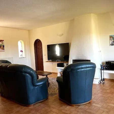 Komfortable Auf Grossem Grundstueck Mit Pool Villa