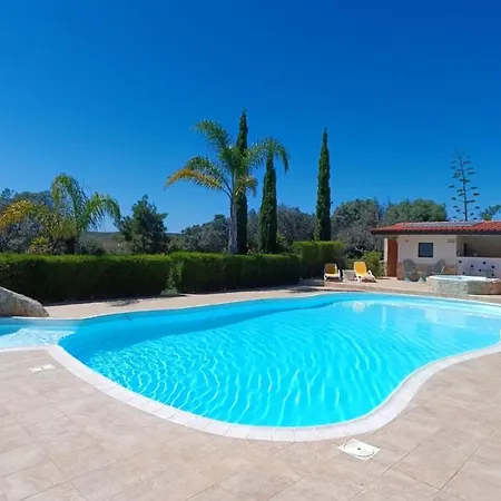 Komfortable Auf Grossem Grundstueck Mit Pool Villa