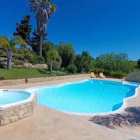 Komfortable Auf Grossem Grundstueck Mit Pool